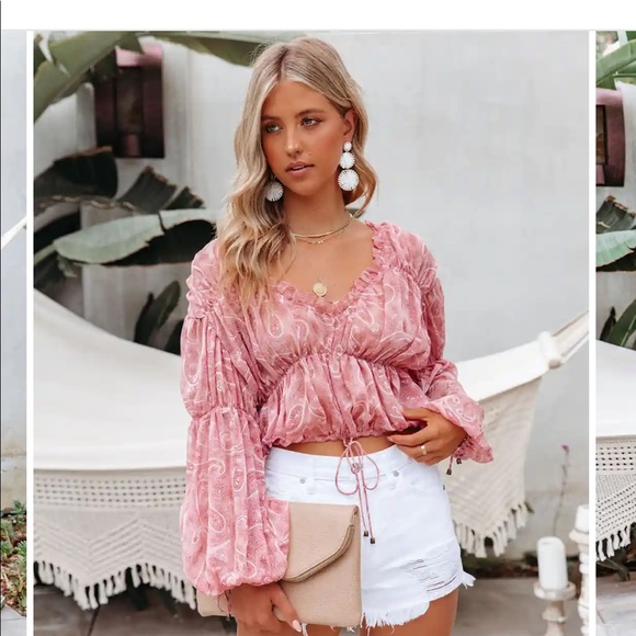 A7 - 368
VICI billowed tiered sheer top pink and white floral detail - Picture 3 of 17